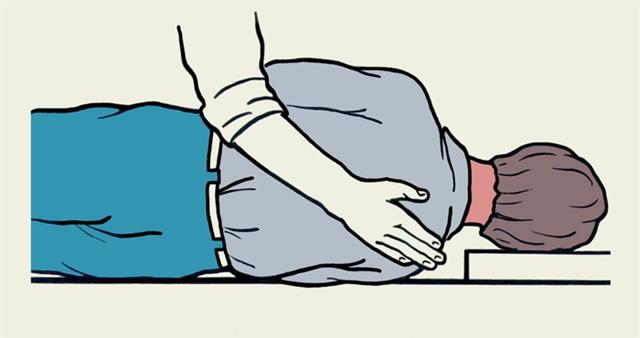 Приемы первой помощи пострадавшему, находящемуся без сознания, при аспирации инородного тела