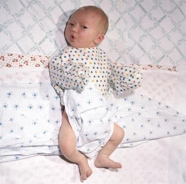 Основные моменты пеленания новорожденного